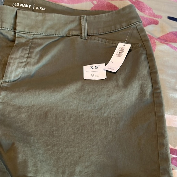 Old Navy army green Pixie shorts - Picture 3 of 5